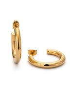 Simple Florence Hoops – eleganta guldiga örhängen med tidlös design. Vattentåliga och hållbara med PVD-plätering för långvarig glans.