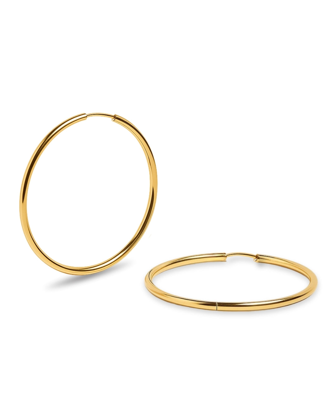 Produktbild på Sky Saturn Hoops – eleganta 44 mm hoops i guldpläterat rostfritt stål med lyxig glans. Vattentåliga och allergivänliga örhängen för vardag och fest.