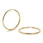 Produktbild på Sky Saturn Hoops – eleganta 44 mm hoops i guldpläterat rostfritt stål med lyxig glans. Vattentåliga och allergivänliga örhängen för vardag och fest.