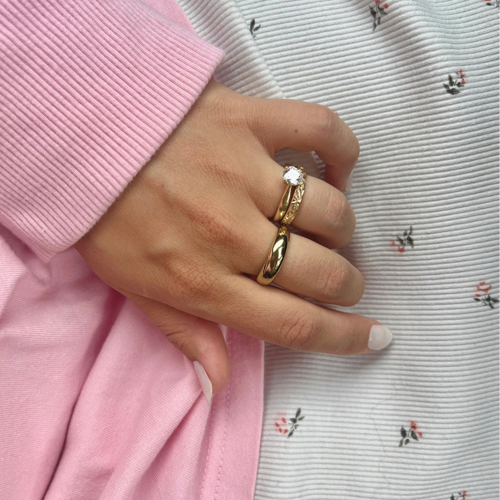 Distinkt Sleek Storm Ring i guld, tillverkad i rostfritt stål och behandlad med PVD-plätering för långvarig glans. 