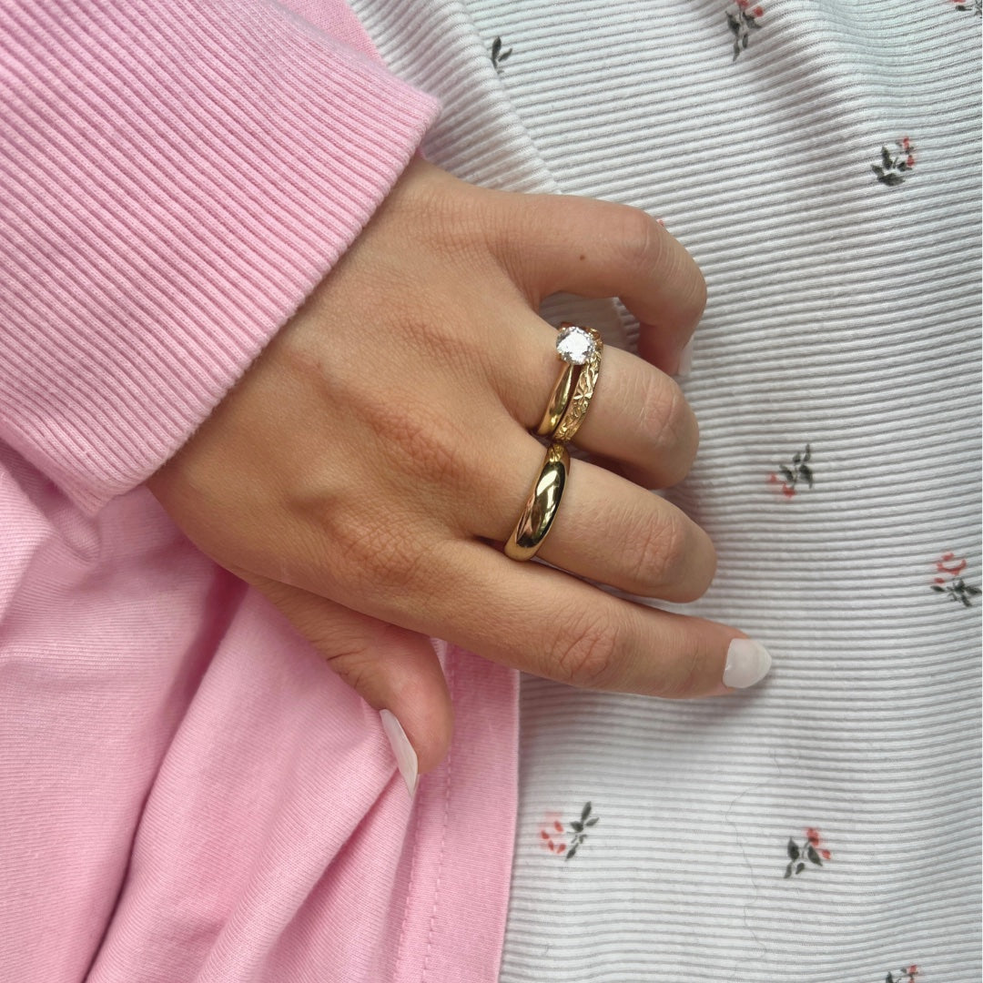 Distinkt Sleek Storm Ring i guld, tillverkad i rostfritt stål och behandlad med PVD-plätering för långvarig glans. 