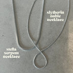 Slytherin Noble Necklace – sofistikerad silvrig rundad ormkedja på 45 cm, tillverkad i rostfritt stål och PVD-pläterad för vattentålighet och långvarig hållbarhet.