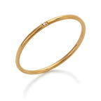 Solo Dazzle Ring – Nätt guldring med subtil cubic zirconia-sten för diskret elegans.