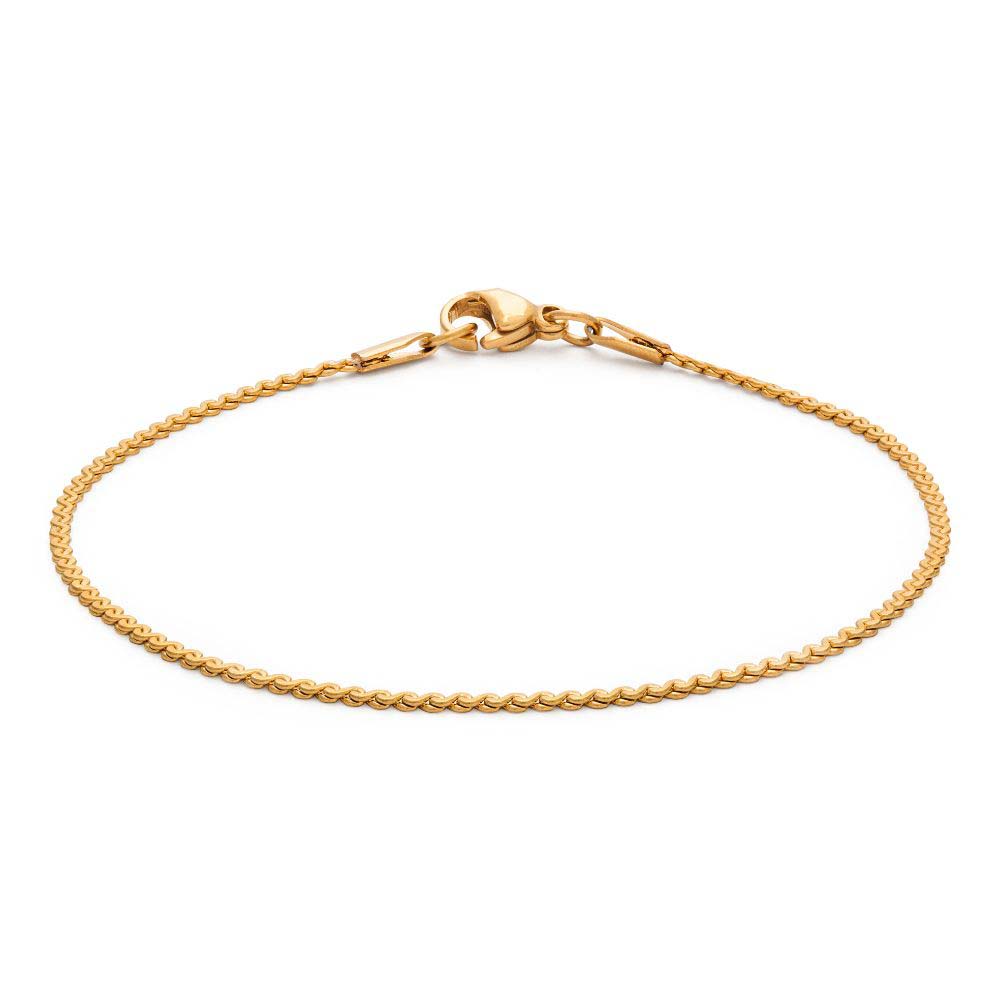 Sonya Saffron Bracelet med förtjusande S-länkar i 18K guldplätering, designat för att ge en bekväm och elegant passform.