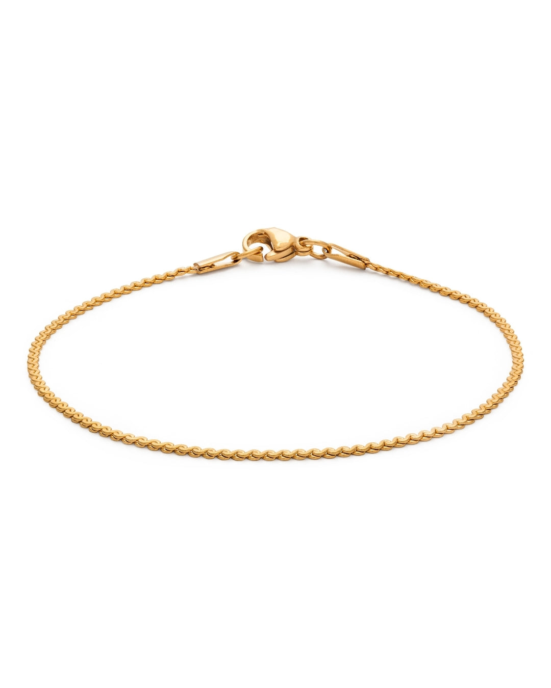 Sonya Saffron Bracelet med förtjusande S-länkar i 18K guldplätering, designat för att ge en bekväm och elegant passform.