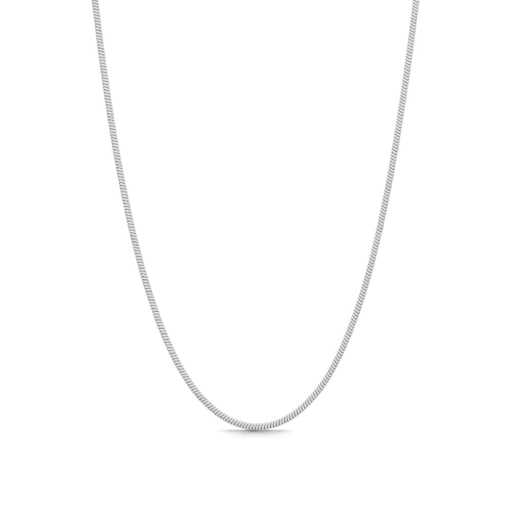 Stella Serpent Necklace – silvrig tjockare ormkedja på 45 cm med kantig design, tillverkad i rostfritt stål och PVD-pläterad för hållbarhet och vattentålighet.