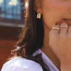 Vattentåliga Stockholm Echo Earrings med PVD-plätering i guld och elegant design, tillverkade i rostfritt stål.