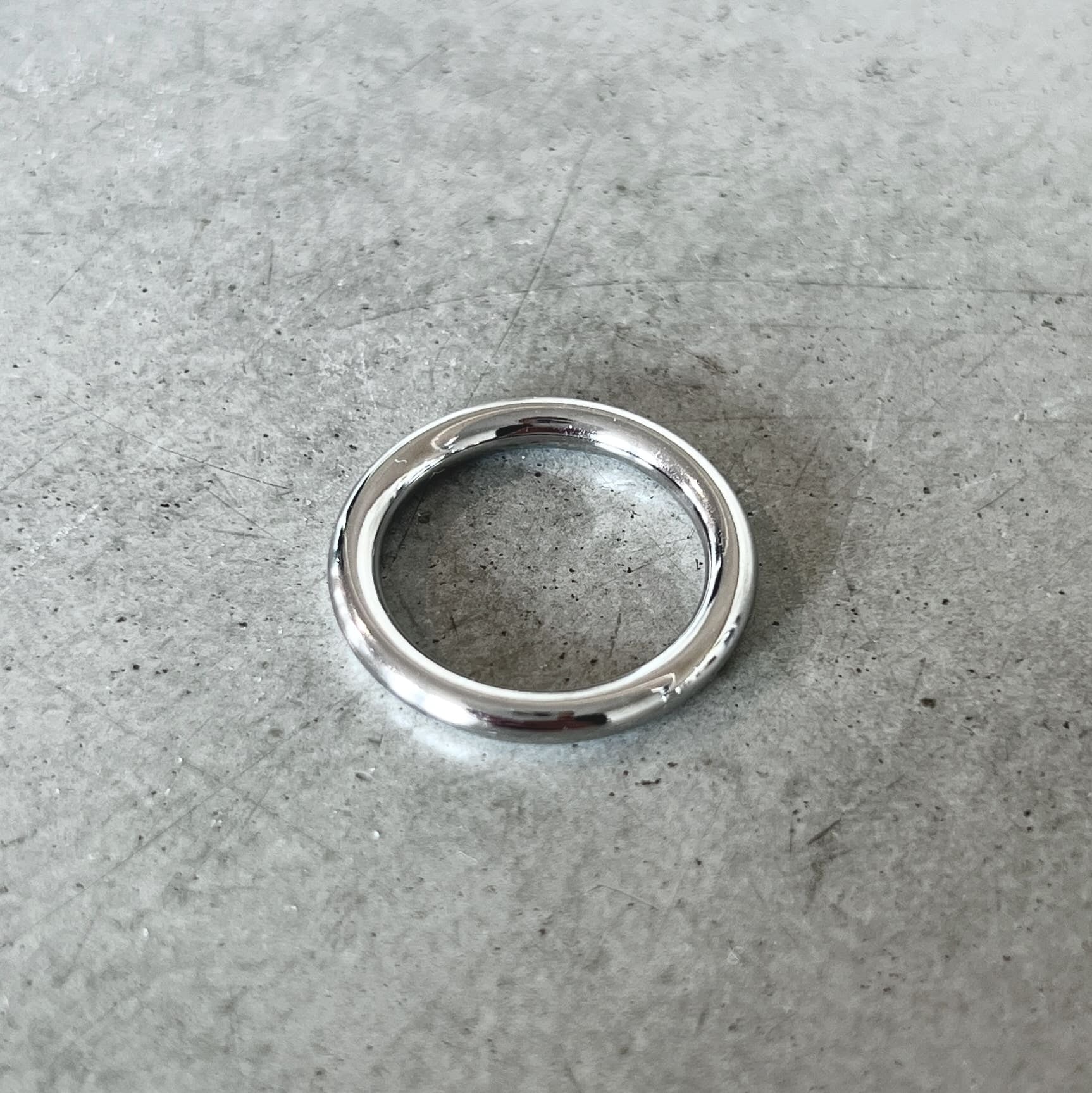Tampa Tube Ring – Stilfull silvrig tubring med en bredd på 3 mm, modern och distinkt design.