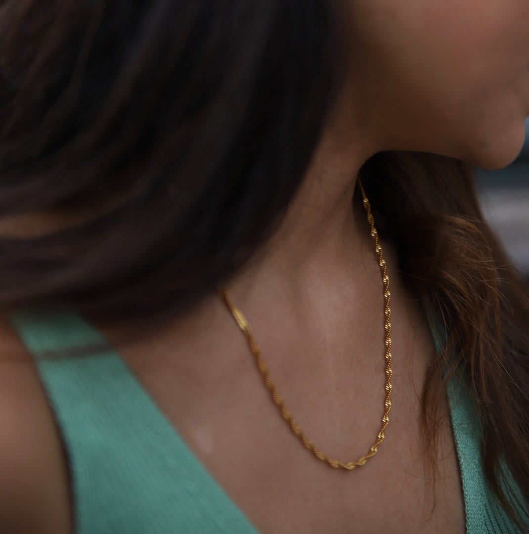 Tiana Twisted Necklace – guldigt halsband med snurrad kedja, 47 cm långt, PVD-pläterat i 18K guld för långvarig glans.