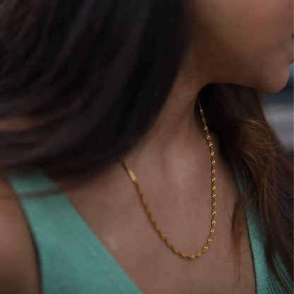 Tiana Twisted Necklace är ett guldigt halsband med en snurrad kedja som ger ett dynamiskt och sofistikerat intryck.

Guldigt halsband: PVD-pläterad i 18K guld för långvarig glans.
Allergivänligt material: Tillverkat i rostfritt stål för hållbarhet och komfort.
Längd: 47 cm för en perfekt passform.
Vattentåligt: För långvarig glans och hållbarhet över tid.