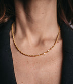 Tiana Twisted Necklace – guldigt halsband med snurrad kedja, 47 cm långt, PVD-pläterat i 18K guld för långvarig glans.