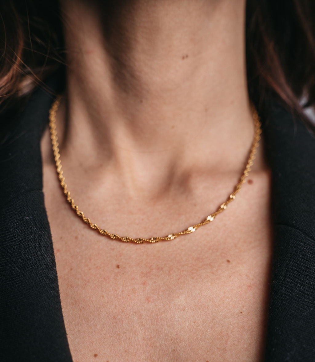 Tiana Twisted Necklace – guldigt halsband med snurrad kedja, 47 cm långt, PVD-pläterat i 18K guld för långvarig glans.