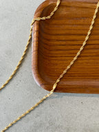 Tiana Twisted Necklace – guldigt halsband med snurrad kedja, 47 cm långt, PVD-pläterat i 18K guld för långvarig glans.