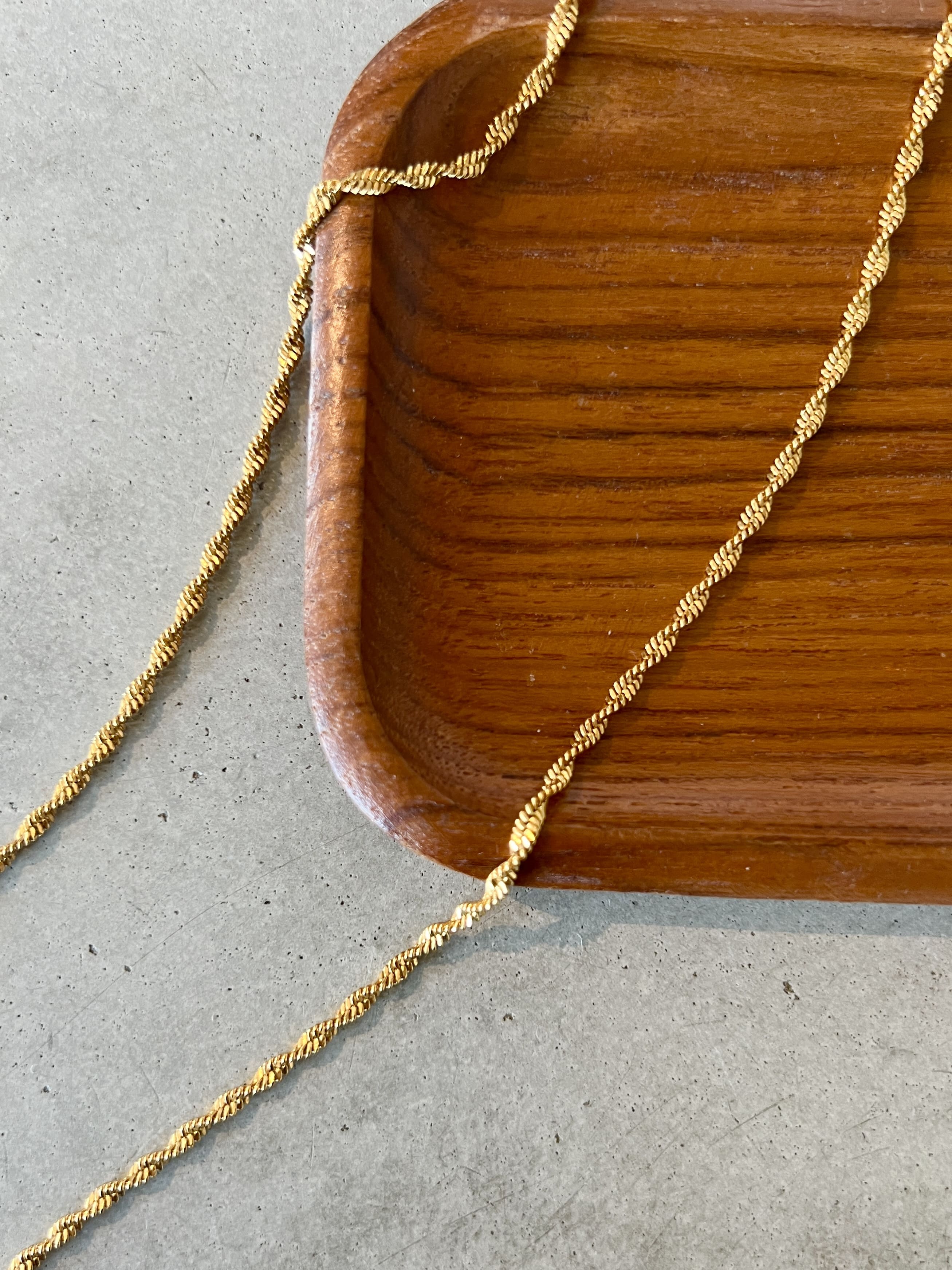 Tiana Twisted Necklace – guldigt halsband med snurrad kedja, 47 cm långt, PVD-pläterat i 18K guld för långvarig glans.