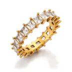 Tidy Crystal Ring – Guldring med helallians av gnistrande cubic zirconia-stenar, elegant och hållbar design.