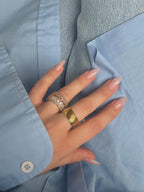 Tidy Crystal Ring från Alora Avenue – en elegant, tunn guldfärgad ring med skinande kristaller i rad. Vattentålig, allergivänlig och perfekt för både vardag och fest. För dig som älskar att glittra, men aldrig kompromissar med komfort.