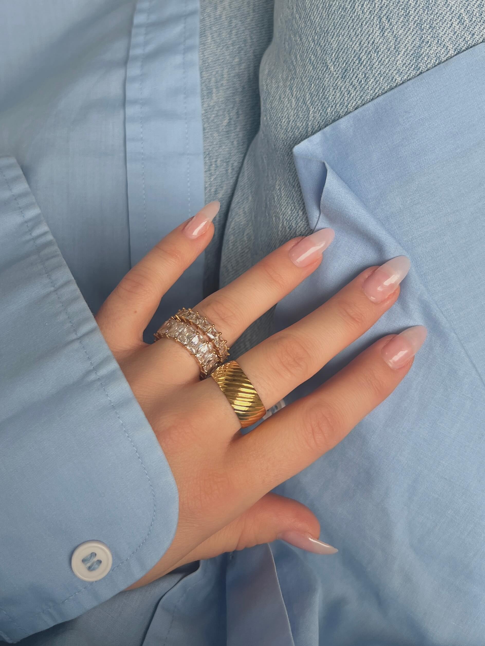 Tidy Crystal Ring från Alora Avenue – en elegant, tunn guldfärgad ring med skinande kristaller i rad. Vattentålig, allergivänlig och perfekt för både vardag och fest. För dig som älskar att glittra, men aldrig kompromissar med komfort.