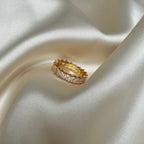 Strålande Tidy Crystal Ring, helallians ring i guld med cubic zirconia-stenar, tillverkad i rostfritt stål och behandlad med PVD-plätering för hållbarhet och vattentålighet.