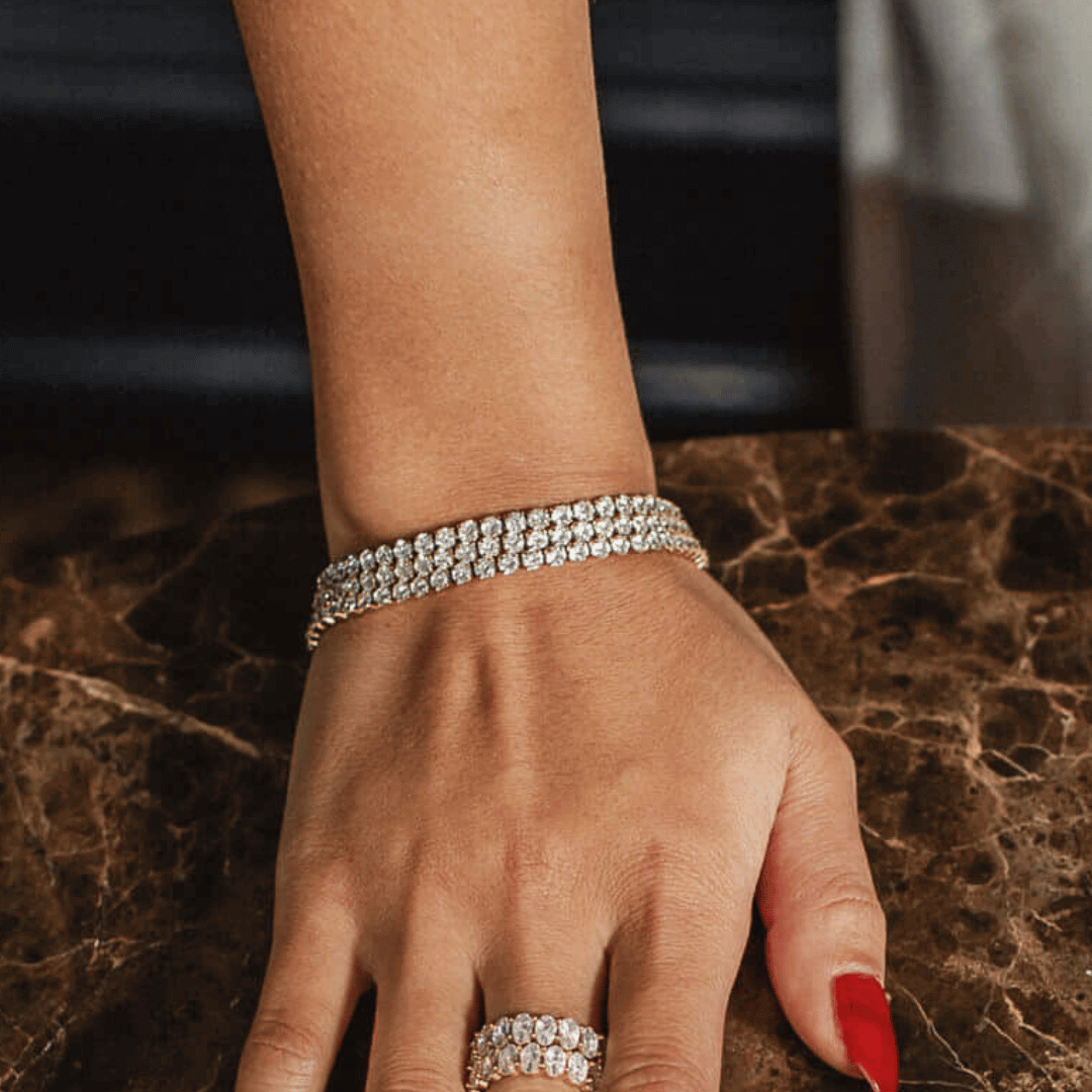 Tilda Tennis Bracelet är ett guldigt tennisarmband med glittrande cubic zirconia-stenar. Med en säker låsning och bekväm passform, är det tillverkat i allergivänligt rostfritt stål och behandlat med hållbar PVD-plätering, vilket gör det både vattentåligt och långvarigt. Perfekt för både vardag och fest.

Vattentålig: Hållbar PVD-beläggning i 18K guld.
Elegant design: 17cm långt.
Hållbar kvalitet: Tillverkat av rostfritt stål för långvarig glans.