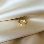 Tina Toe Ring – Justerbar guldig tåring med subtil glamour och elegant design.