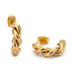 Tornado Ember Earrings – Guldiga halvhoops med unik skruvad design. Tillverkade i rostfritt stål och 18K guld PVD-plätering. 