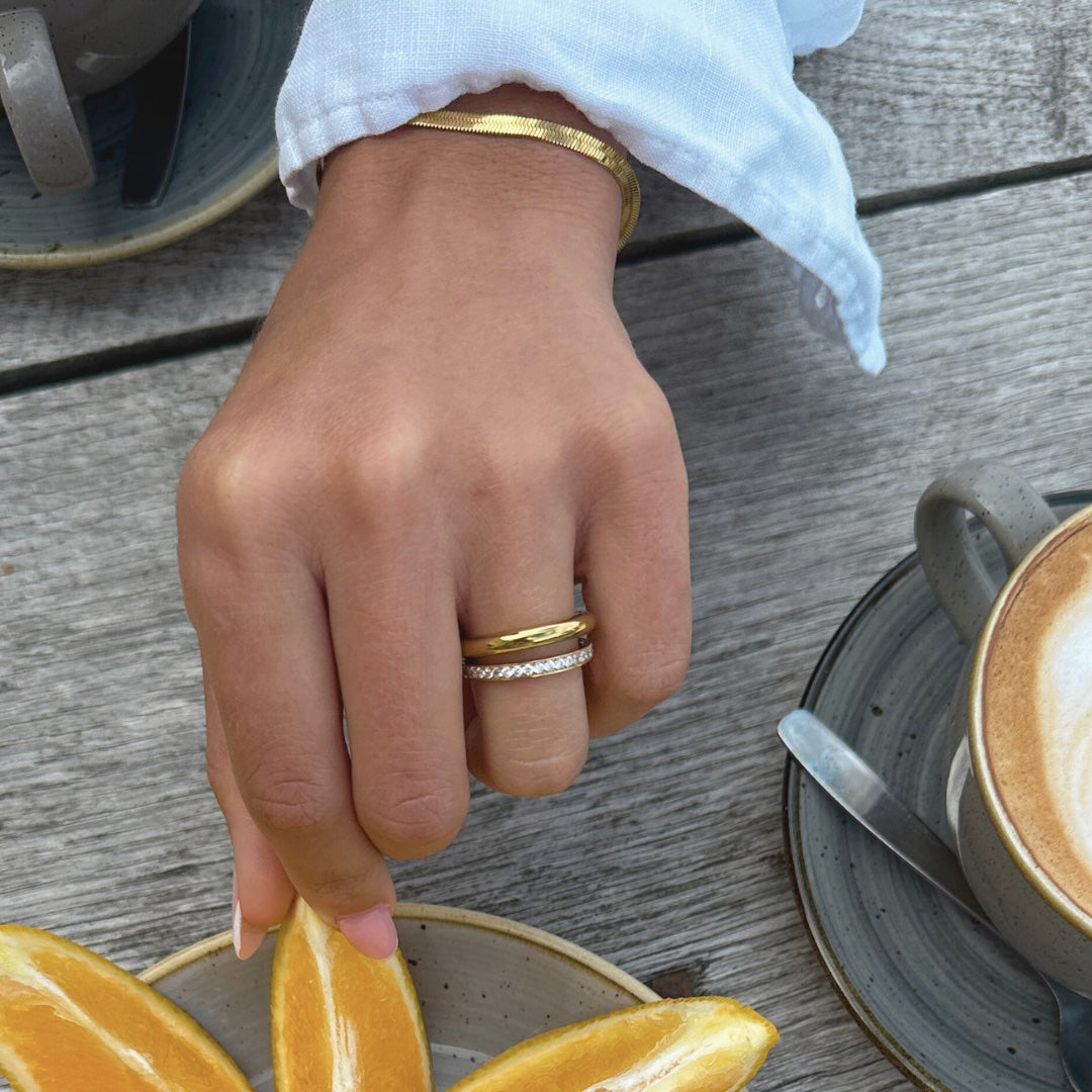 Twinkle Tara Ring – guldig ring med cubic zirconia-stenar runt hela bandet, vattentålig och hållbar med PVD-plätering.