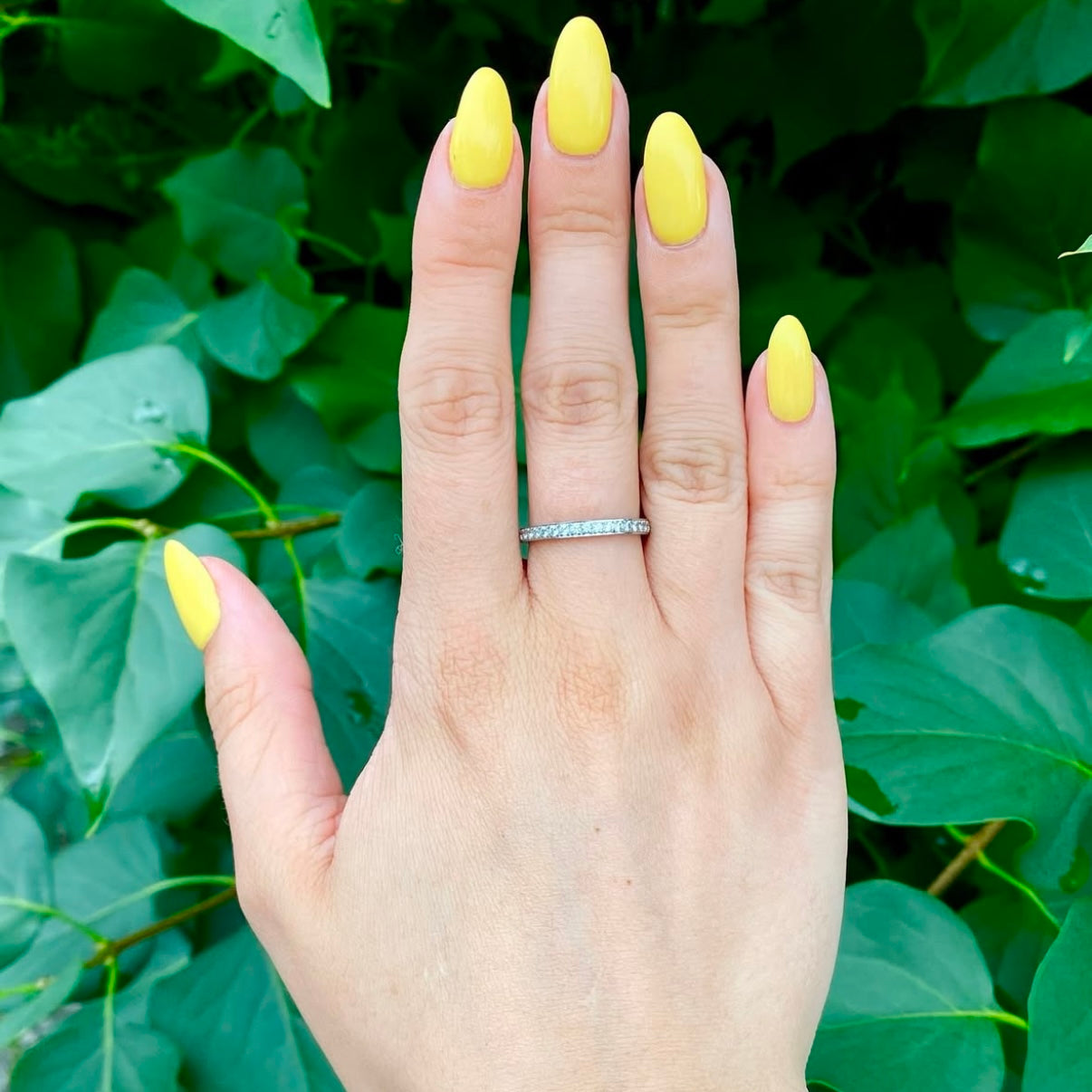 Twinkle Thea Ring – Silvrig ring med cubic zirconia-stenar som ger en gnistrande effekt runt hela bandet.