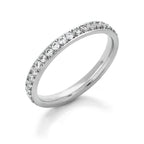 Twinkle Thea Ring – Silvrig ring med cubic zirconia-stenar som ger en gnistrande effekt runt hela bandet.