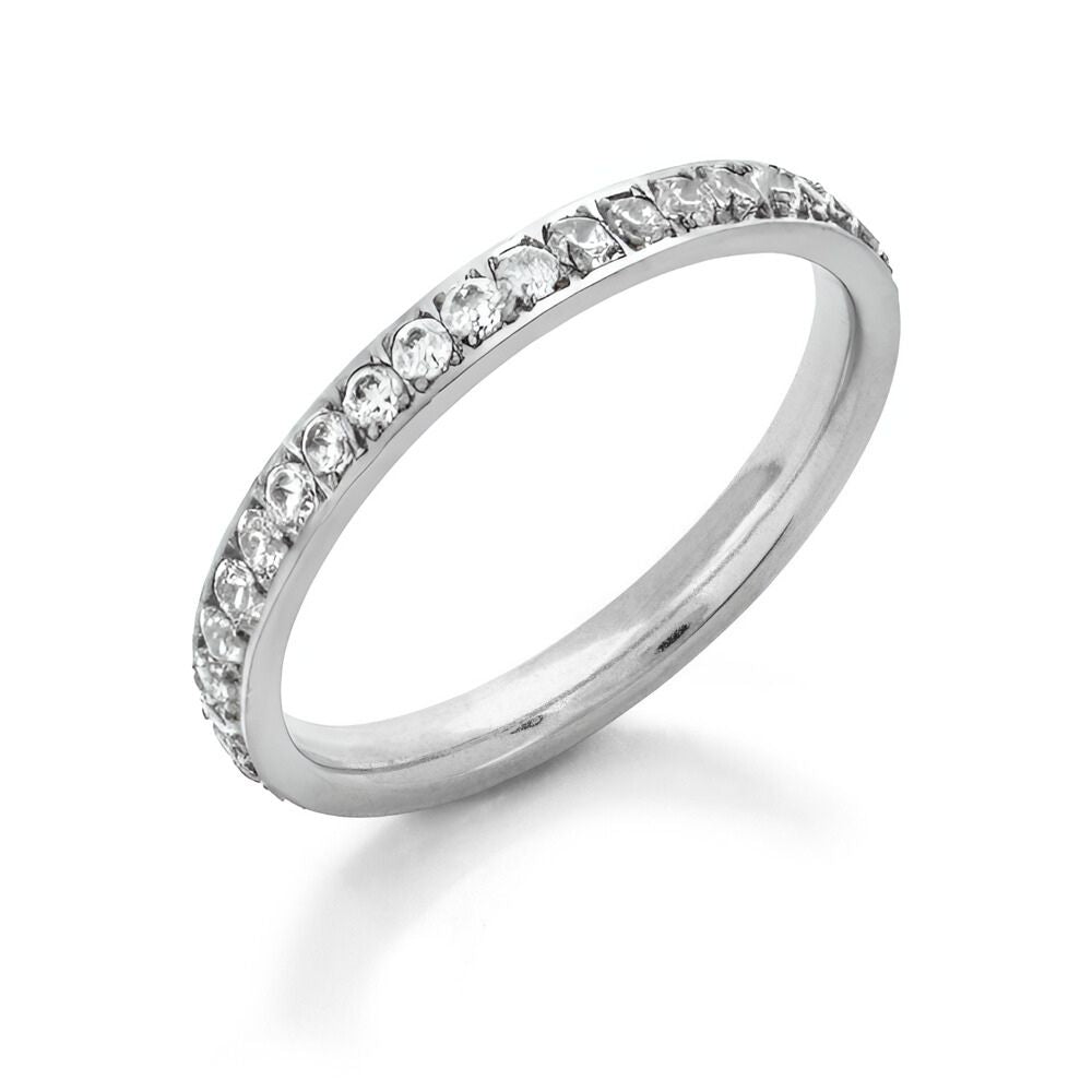 Twinkle Thea Ring – Silvrig ring med cubic zirconia-stenar som ger en gnistrande effekt runt hela bandet.