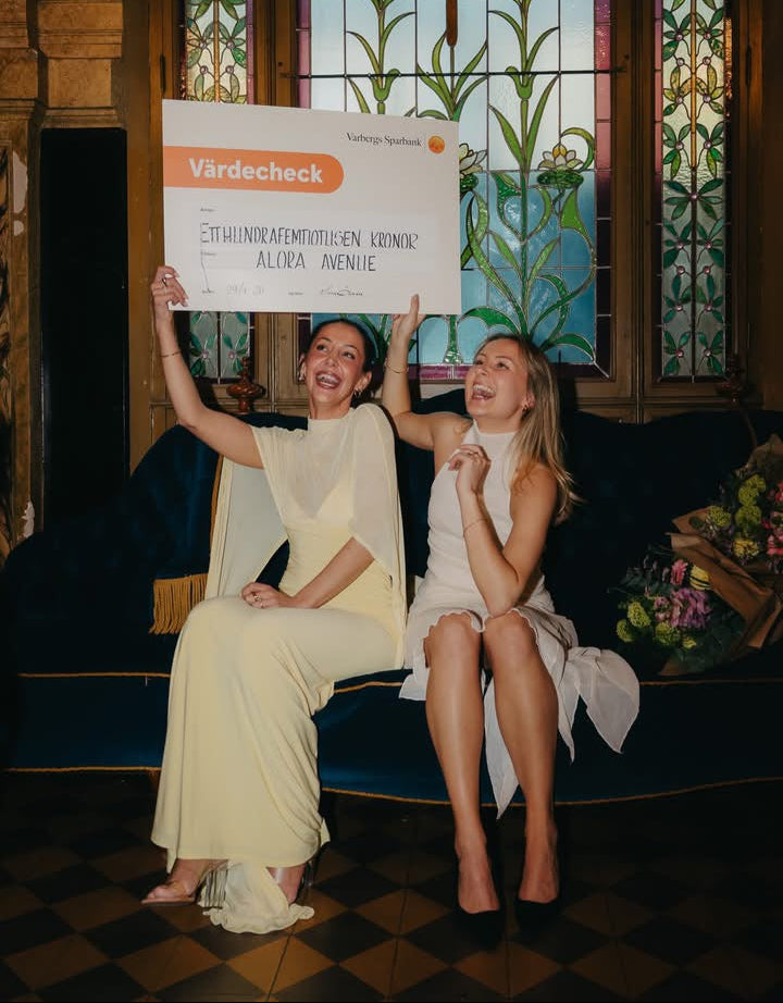 Alora Avenues grundare Alexandra och Albina håller upp en värdecheck på 150 000 kr från Varbergs Sparbank efter att ha vunnit Årets Potential.