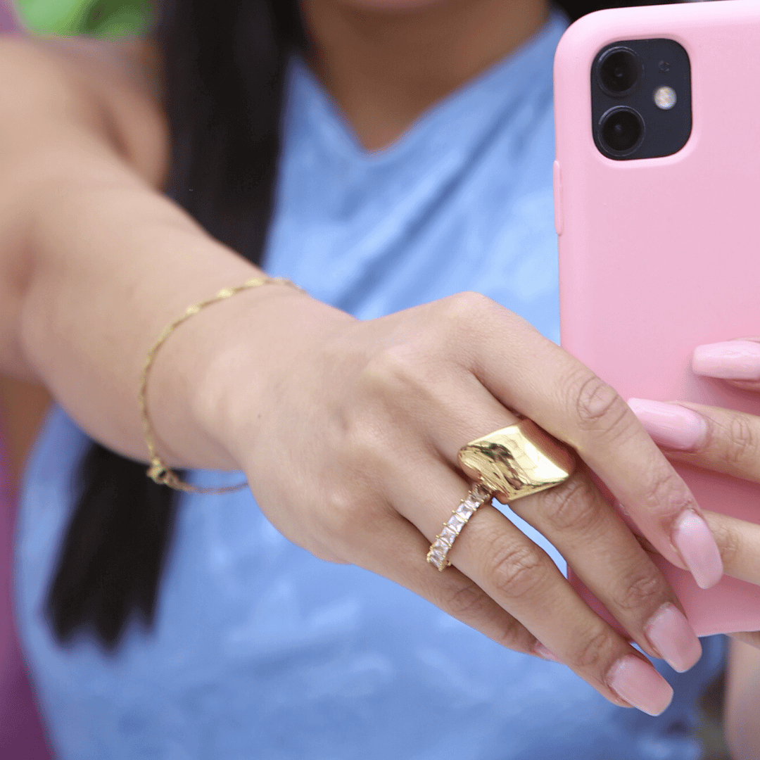 Violet Volume Ring – Asymmetrisk, chunky guldring med PVD-plätering i 18K guld.