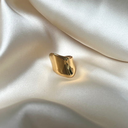 Asymmetrisk Violet Volume Ring i guld med kraftfull design, tillverkad i rostfritt stål och behandlad med hållbar PVD-plätering för vattentålig och långvarig skönhet.