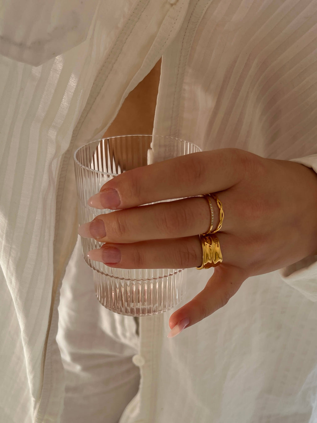 Wavy Winter Ring, en guldig ring med ett elegant vågmönster, tillverkad i vattentåligt PVD-pläterat rostfritt stål för långvarig glans och hållbarhet.
