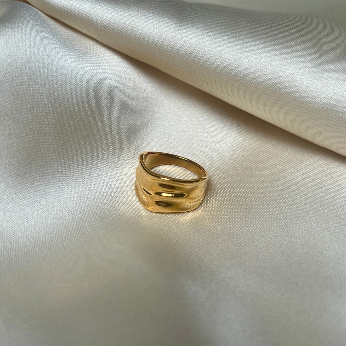 Elegant Wavy Winter Ring i guld med vackert vågmönster, vattentålig och slitstark tack vare PVD-plätering på rostfritt stål.