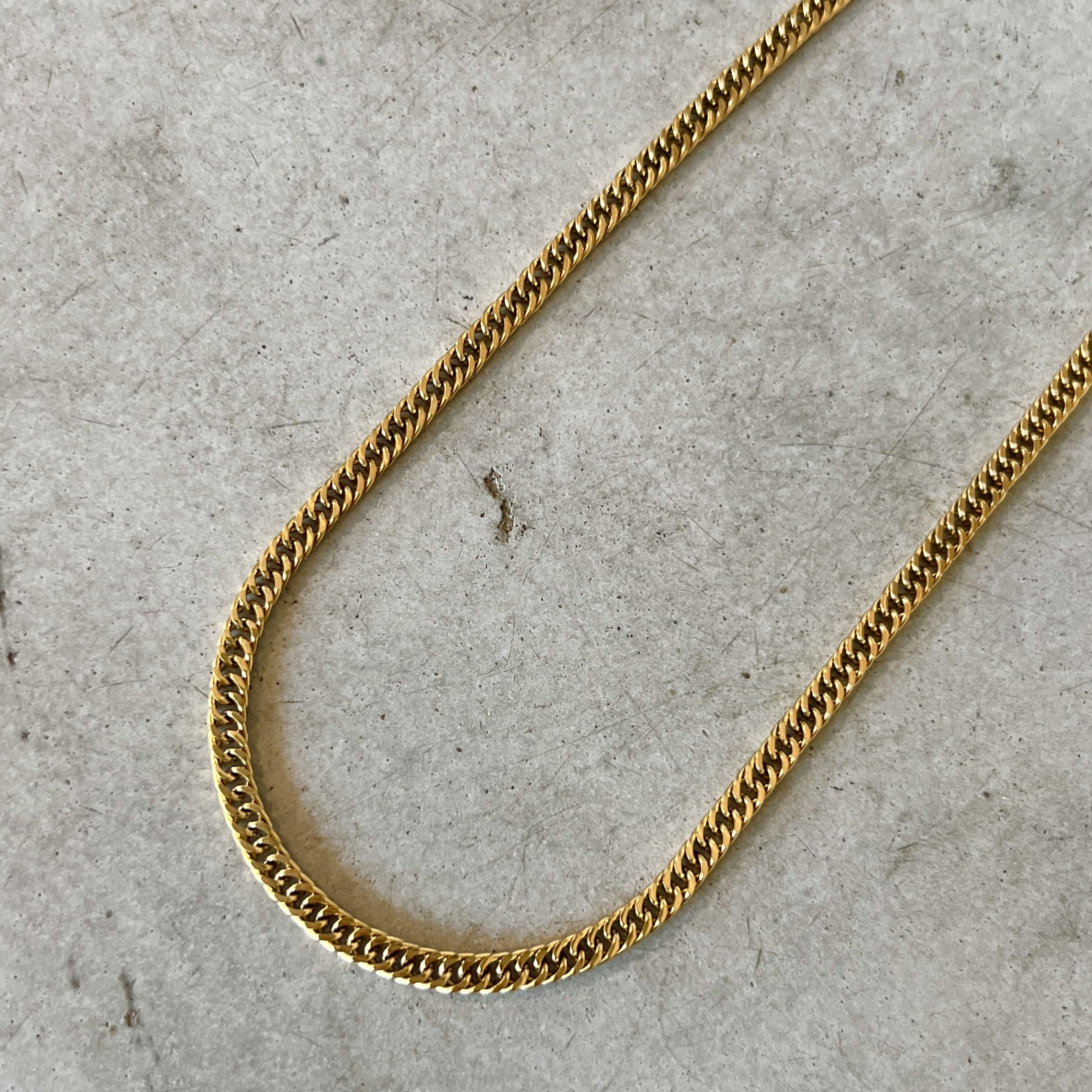 Zion Everest Necklace – stiligt guldigt halsband med dubbelpansar-kedja, 40 cm lång, PVD-pläterad i 18K guld.
