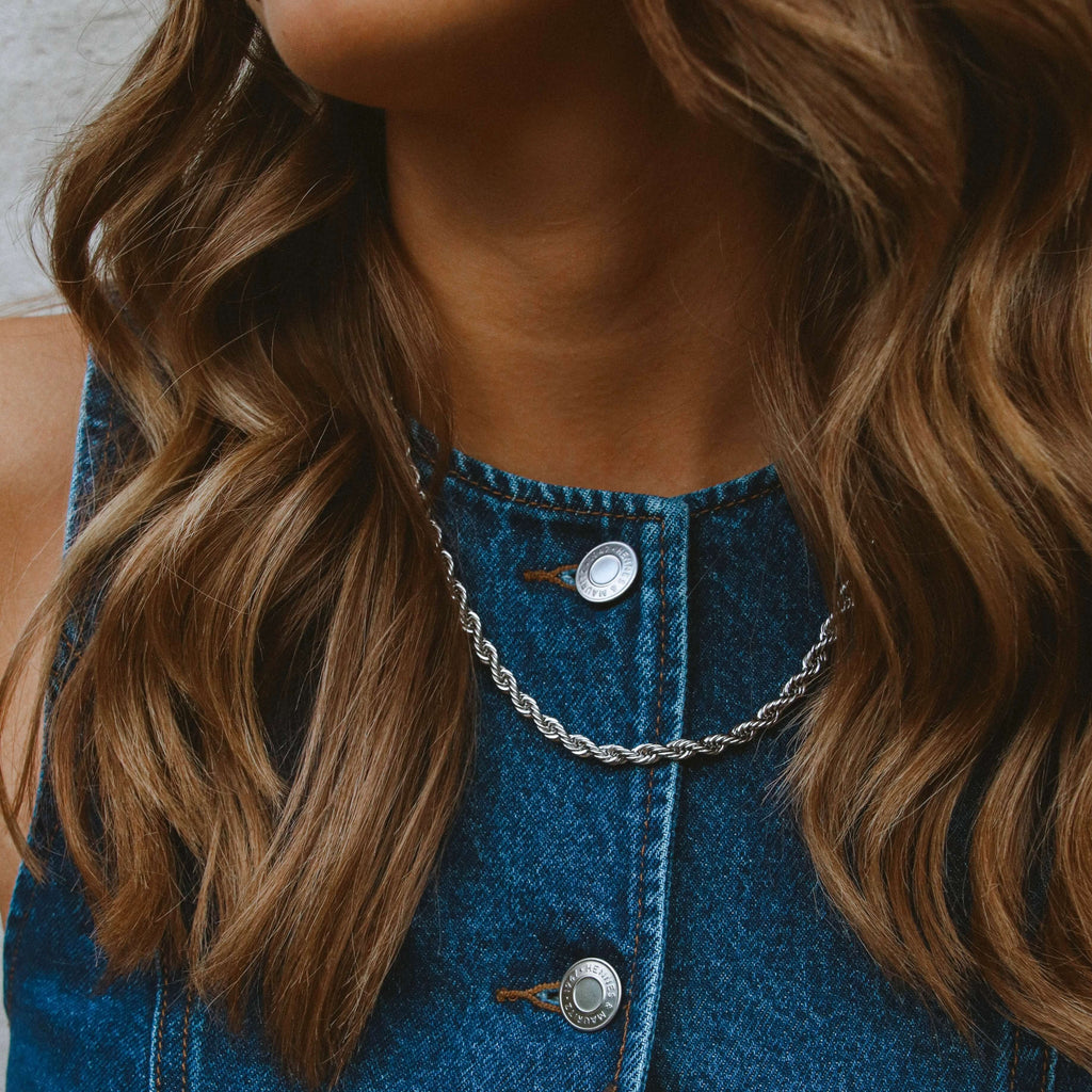 Aloe August Necklace i silver från Alora Avenue – ett chunky, vattentåligt halsband med tvinnad design som ger en elegant men kraftfull look, perfekt till både vardag och fest.