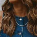 Aloe August Necklace i silver från Alora Avenue – ett chunky, vattentåligt halsband med tvinnad design som ger en elegant men kraftfull look, perfekt till både vardag och fest.