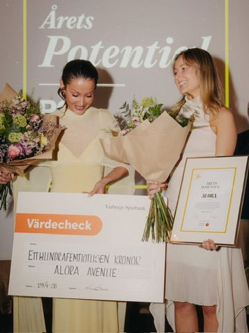 Grundarna av Alora Avenue på scen med diplom och värdecheck när de vinner Årets Potential 2026, utdelat av Varbergs Sparbank.
