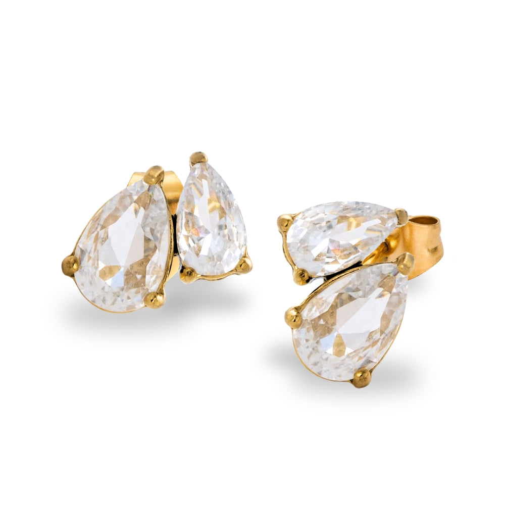 Dea Drop Earrings från Alora Avenue – eleganta dubbeldrop örhängen i rostfritt stål med 18K PVD-plätering och gnistrande droppformade stenar. Lyxig design som tål dusch, hav och vardag utan att tappa färg – perfekta för dig som vill ha hållbara, tidlösa och vattentåliga smycken i guld.