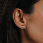 Dea Drop Earrings – dubbeldrop studs i 18K PVD-guld från Alora Avenue, med två glittrande stenar i droppform som reflekterar ljuset vackert. Designade för att tåla dusch, hav och vardag utan att tappa glans – en elegant lösning för den som vill bära smycken varje dag.