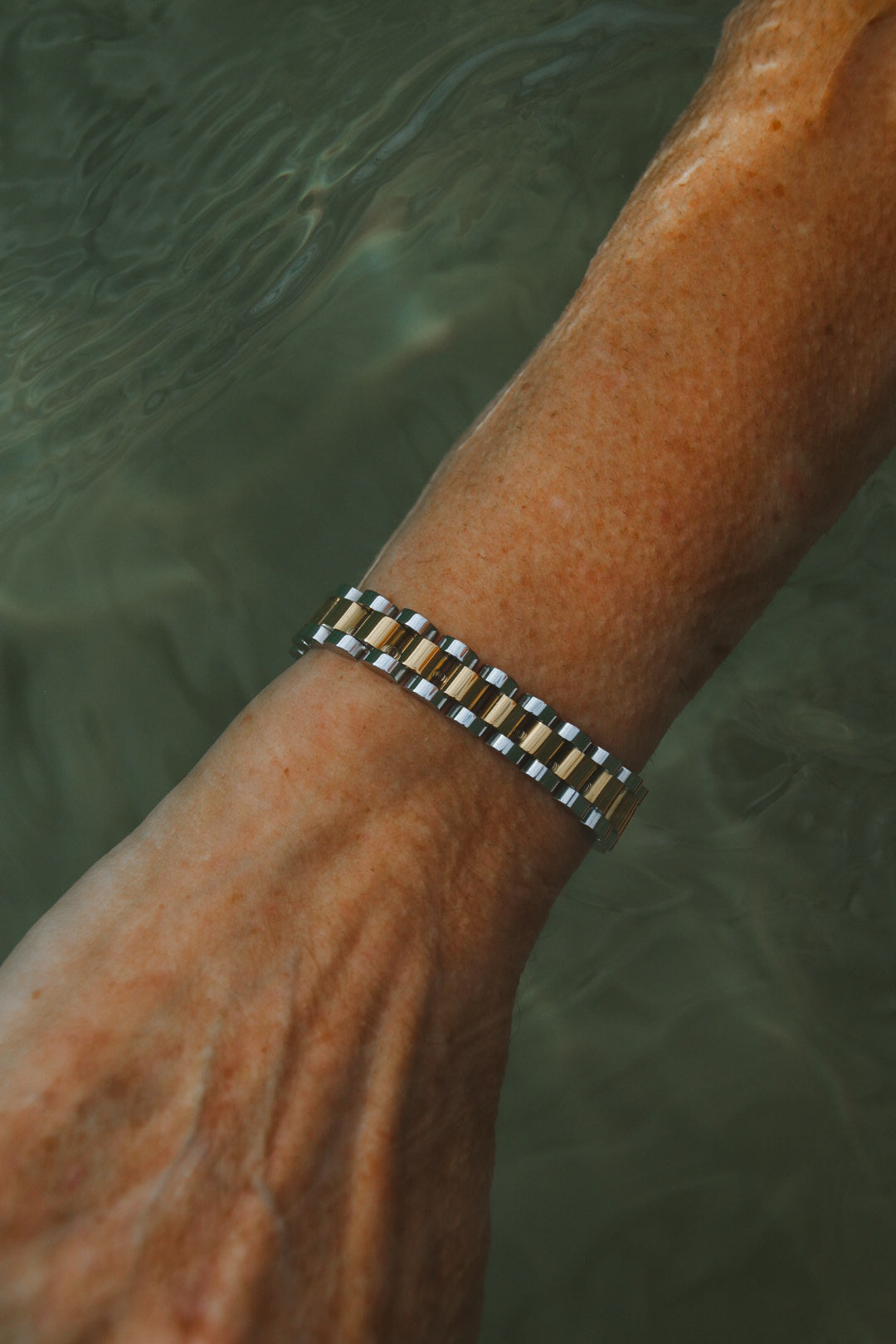 Klocklänksarmband i guld och silver från Alora Avenue under vatten – vattentåliga smycken i PVD-pläterat 316L rostfritt stål som tål bad och vardag