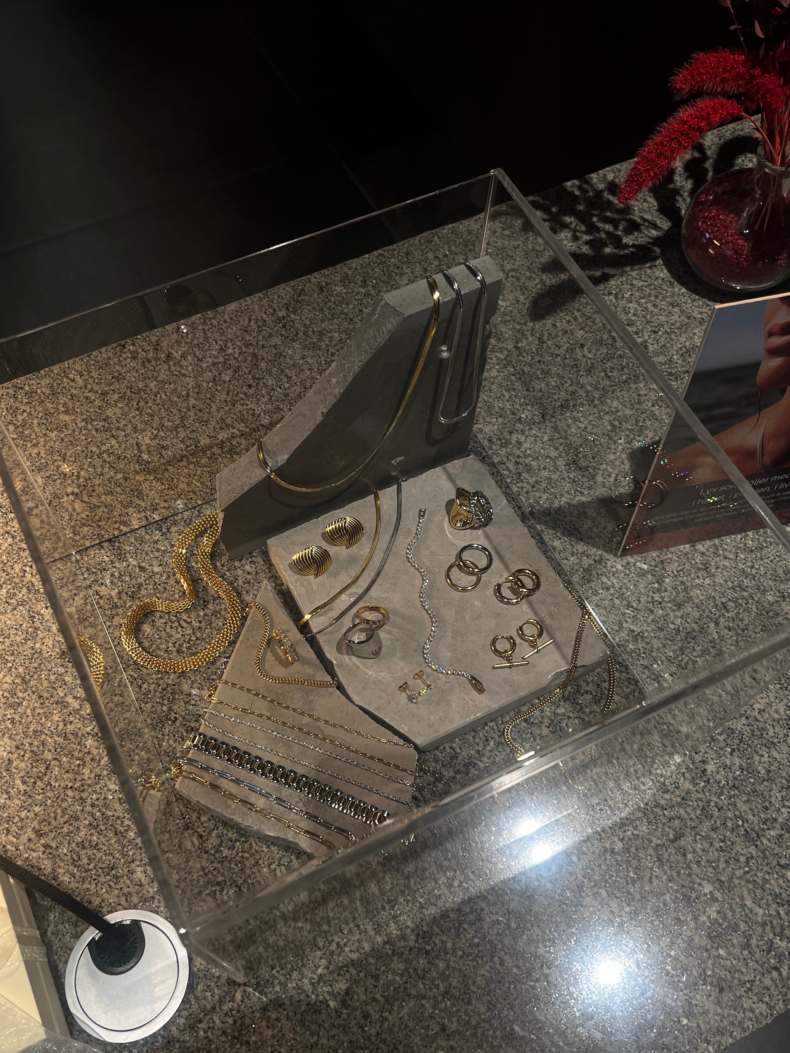 Exklusiv skyltning av Alora Avenue smycken på Clarion Hotel Draken i Göteborg – vattentåliga halsband, ringar och armband i rostfritt stål med PVD-plätering, utställda i glasmonter på hotellets spa och lobby.