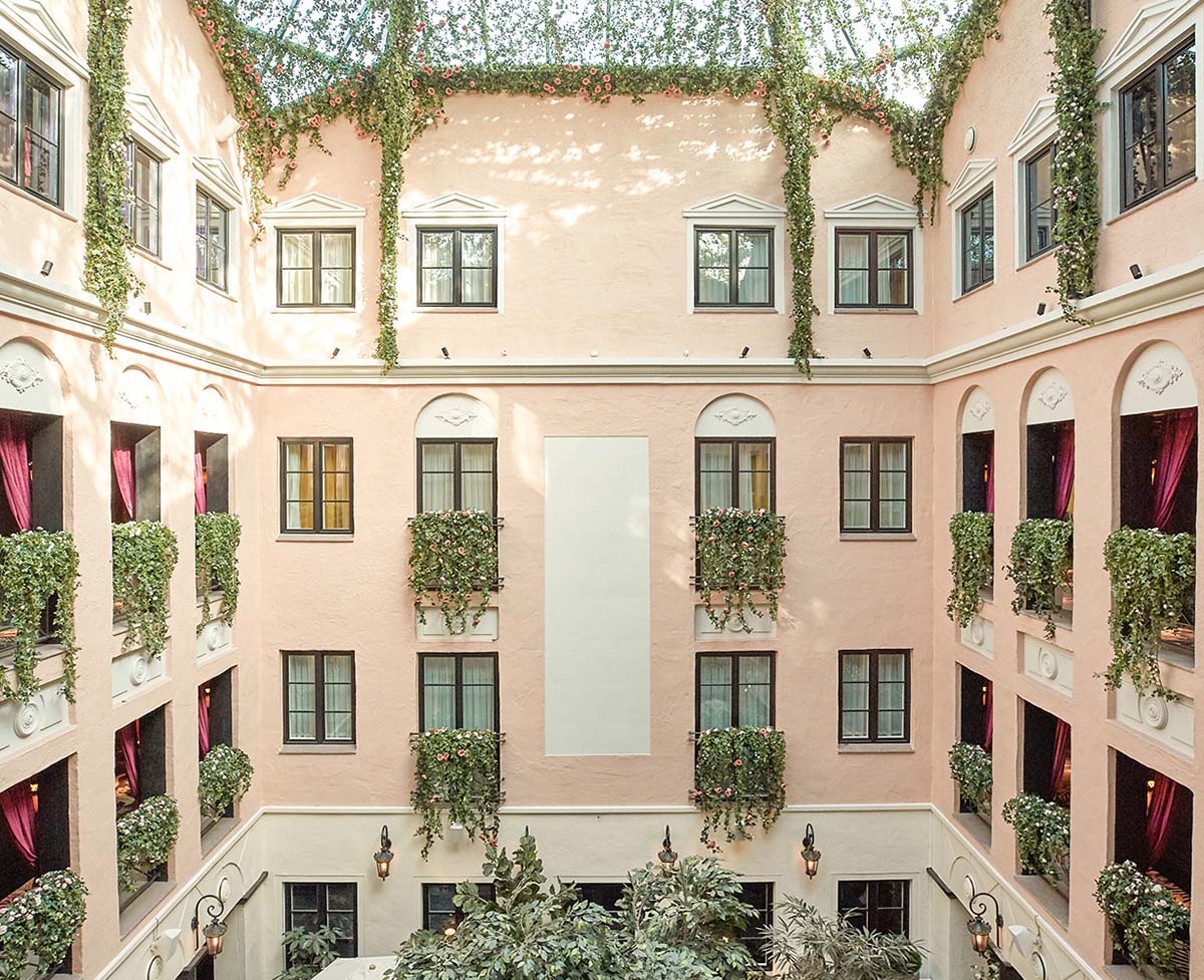 MJ's Hotel Malmö — ikonisk rosa innergård med klätterväxter, Sweden's Leading Boutique Hotel 2024, återförsäljare av Alora Avenue smycken