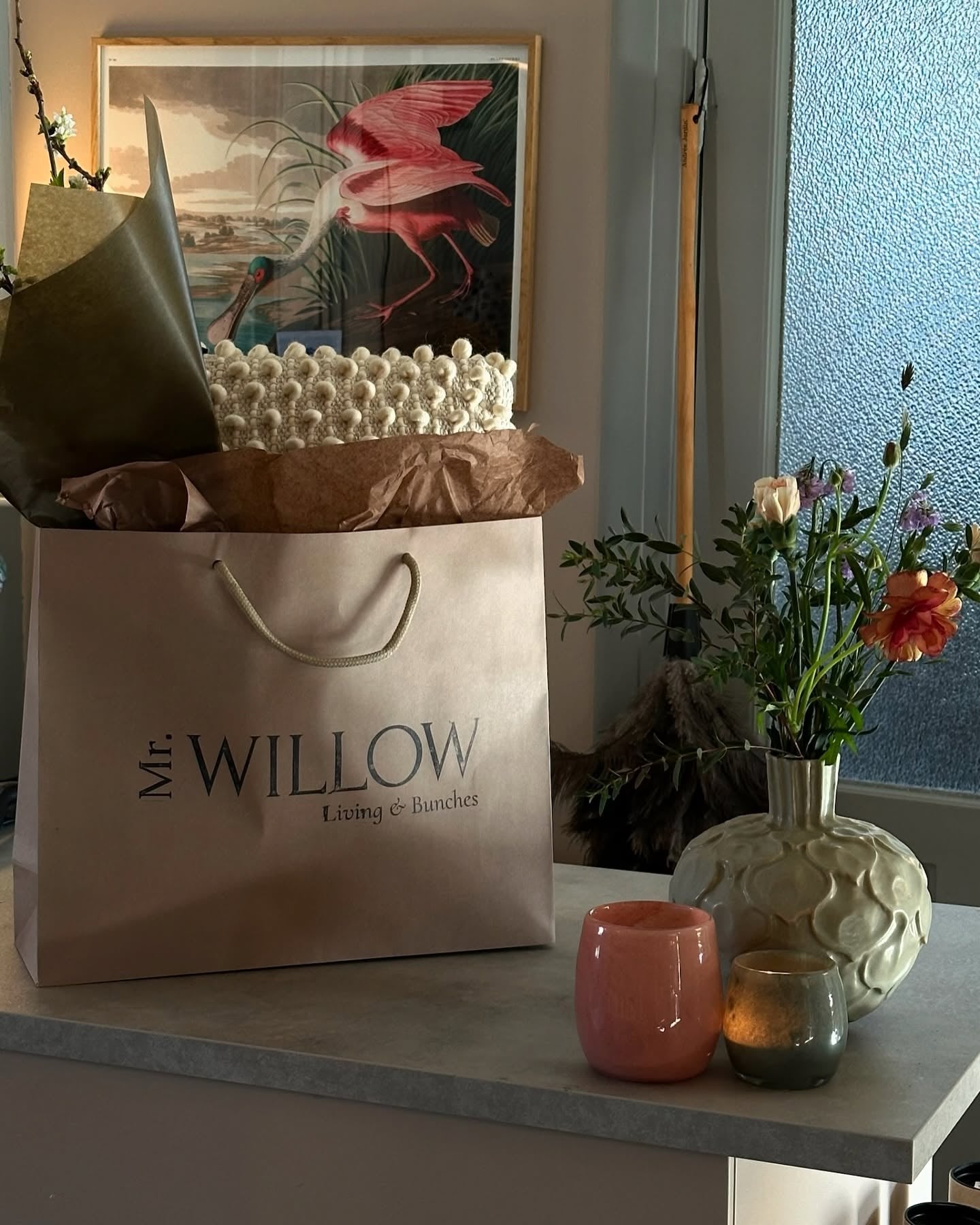 Bild från Mr. Willow Living & Bunches i Örebro – återförsäljare av Alora Avenue smycken. Inspirerande butiksmiljö med handplockad inredning, snittblommor och dekorativa detaljer i naturnära färger.
