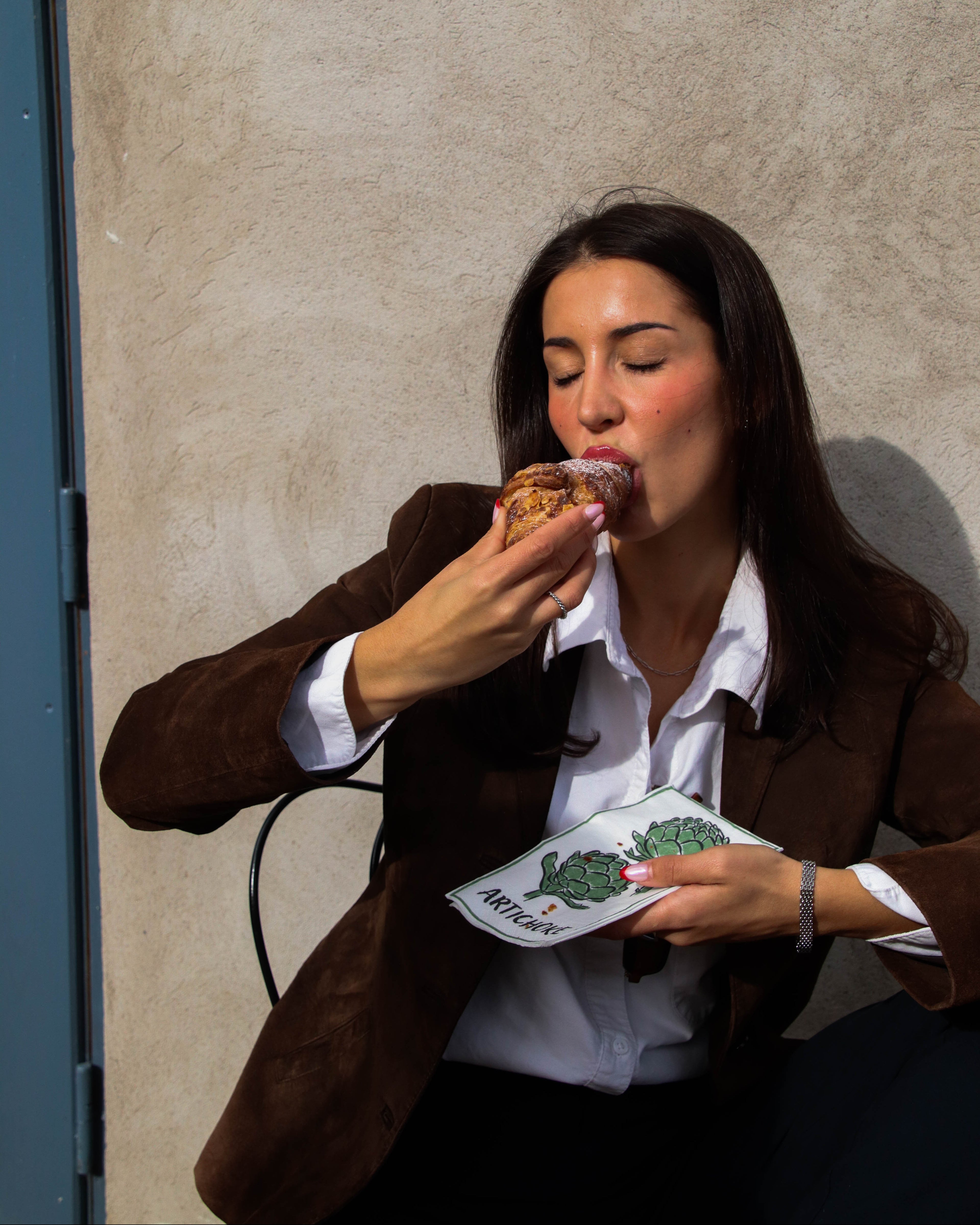 Modell bär vattentålig ring från Alora Avenue – tidlösa vardagssmycken i rostfritt stål designade för att bäras varje dag.