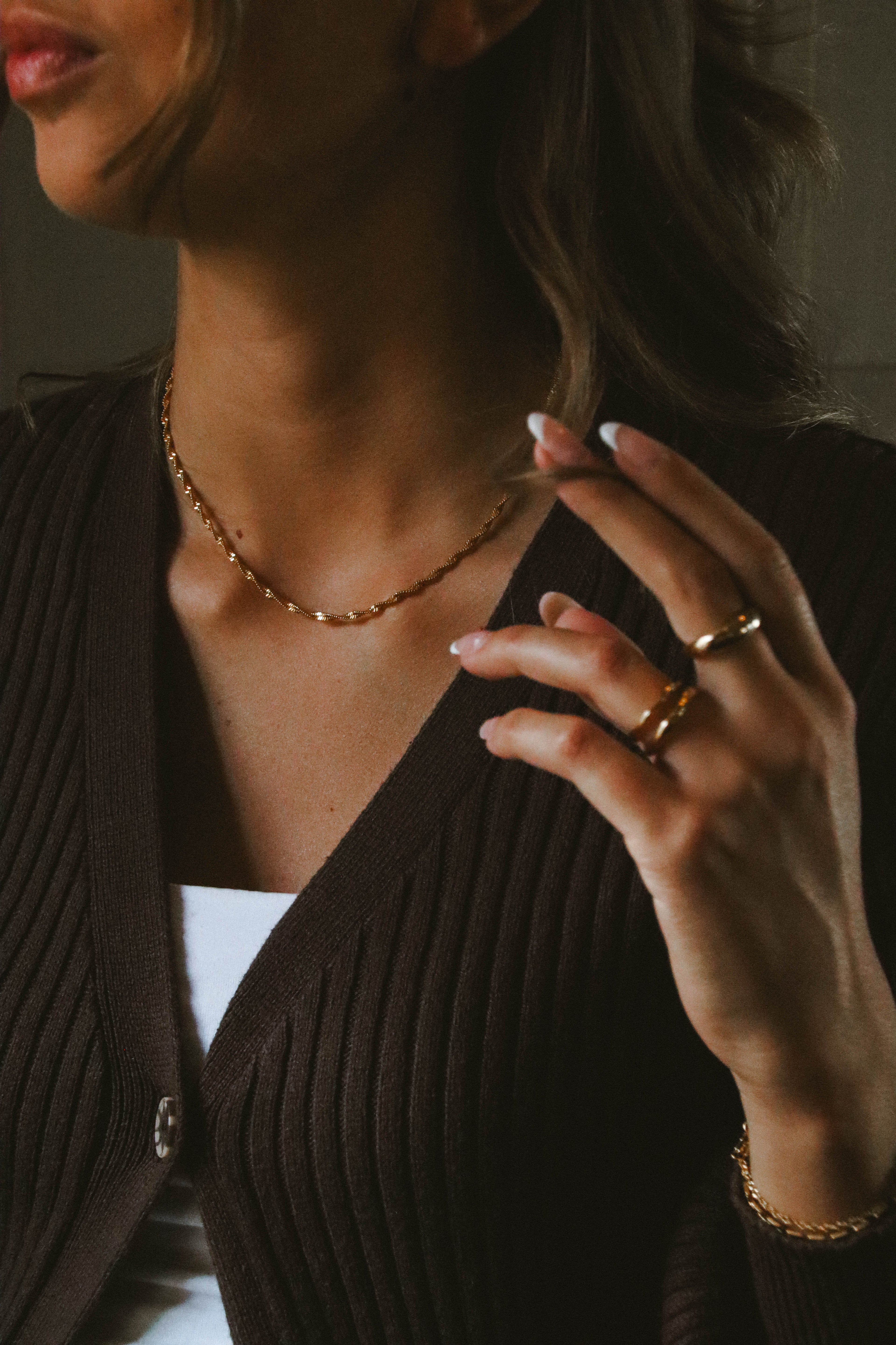 Vattentåliga guldsmycken från Alora Avenue – halsband, ringar och armband designade i Sverige för vardagsbruk.