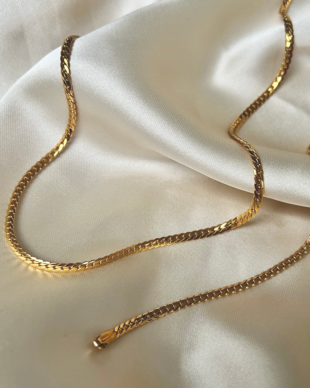 Vattentåliga smyckeset i guld från Alora Avenue – matchade halsband och armband designade för vardagsbruk.