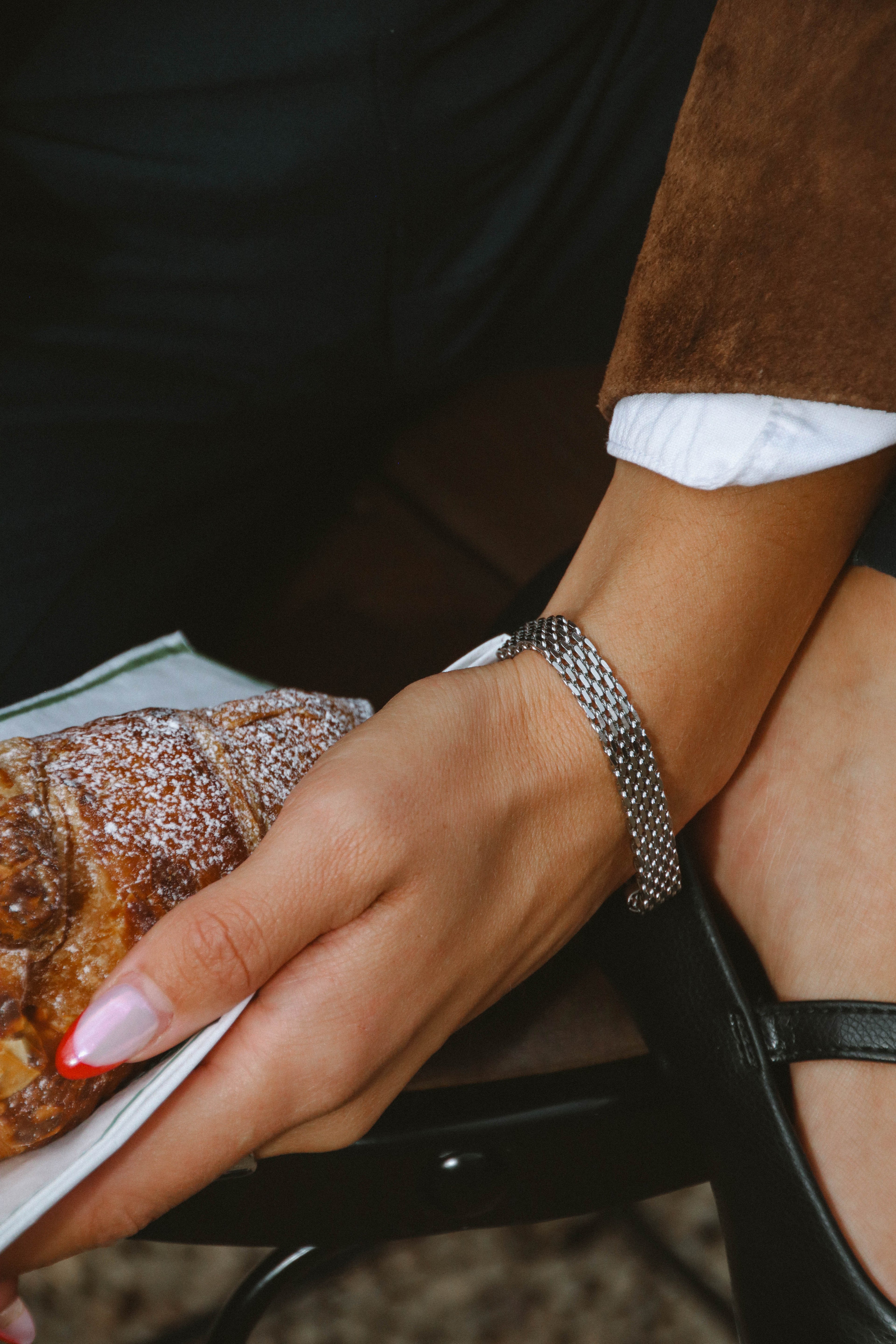 Närbild på vattentåligt armband i rostfritt stål från Alora Avenue – hållbara vardagssmycken som inte tappar färg.