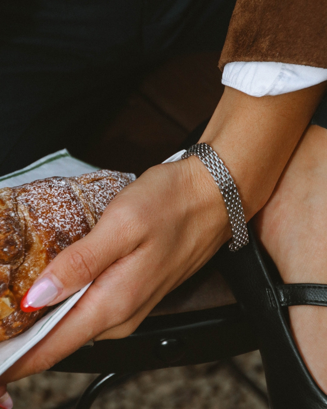 Närbild på vattentåligt armband i rostfritt stål från Alora Avenue – hållbara vardagssmycken som inte tappar färg.