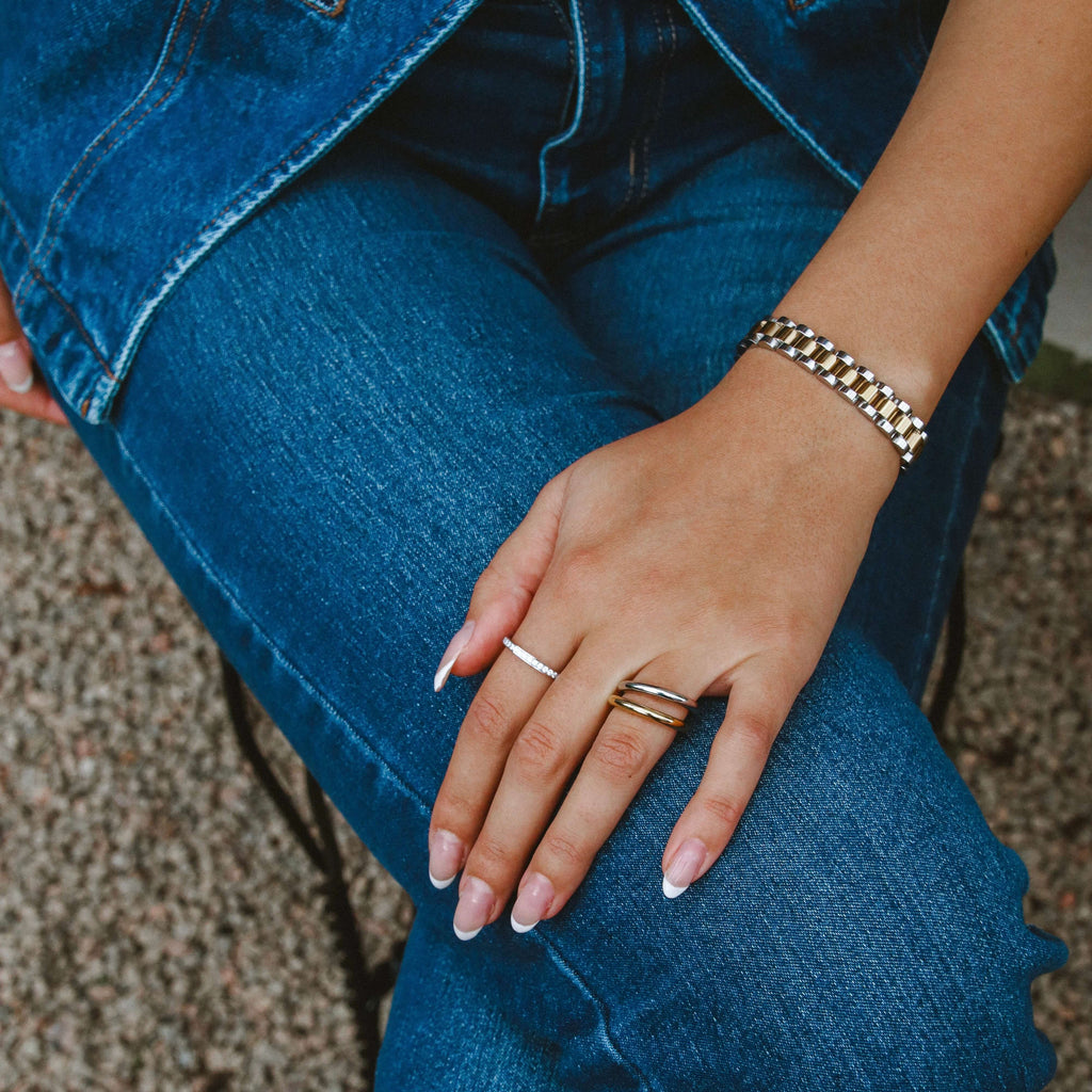 Analog Ava Wristband från Alora Avenue – ett elegant, vattentåligt armband i guld och silver med stilren länkdesign, perfekt för både vardag och festliga tillfällen.